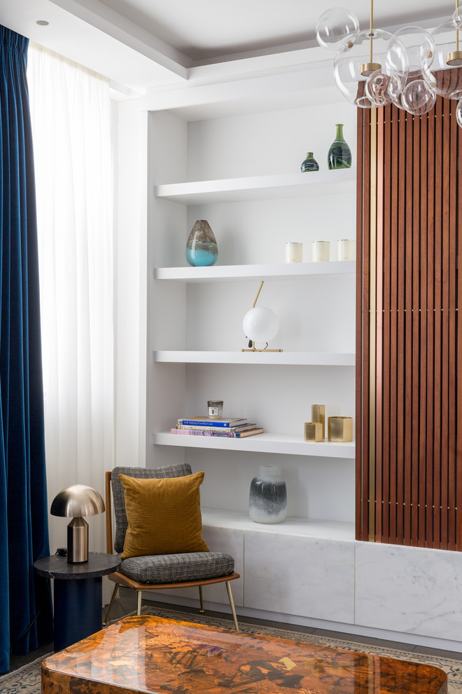 Стильный дизайн: гостиная комната среднего размера в современном стиле с белыми стенами - последний тренд