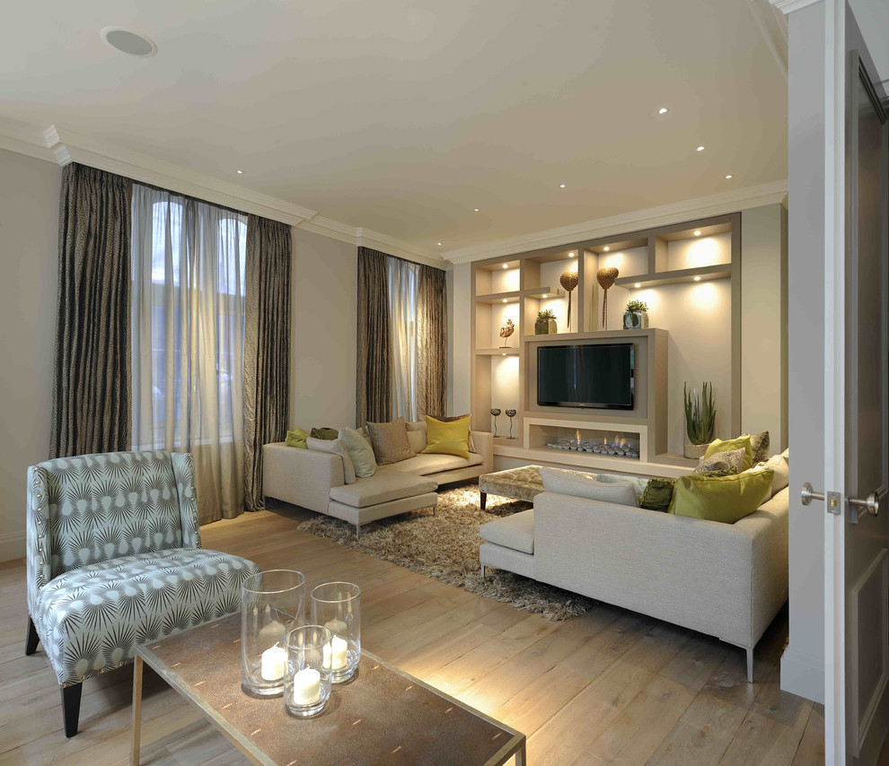 Foto di un soggiorno minimal di medie dimensioni e aperto con sala formale, pavimento in legno massello medio e parete attrezzata