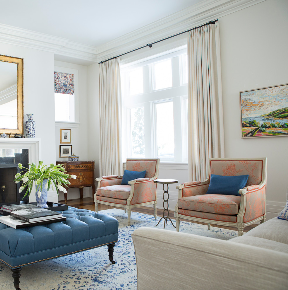 Пример оригинального дизайна: парадная, открытая гостиная комната в классическом стиле с белыми стенами, паркетным полом среднего тона и стандартным камином без телевизора