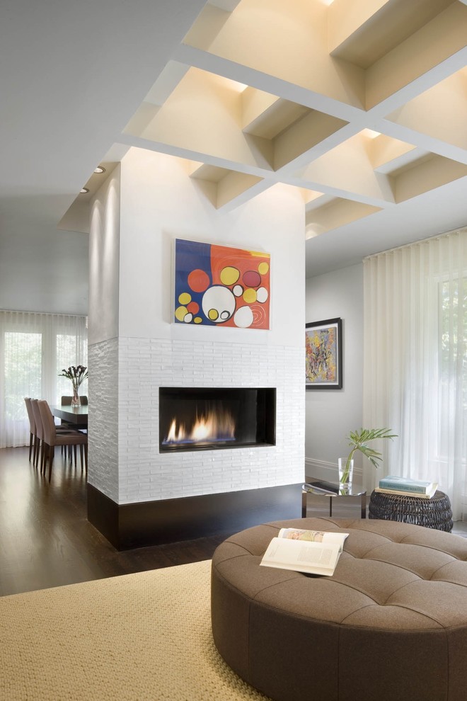 Modelo de salón moderno con marco de chimenea de baldosas y/o azulejos y alfombra