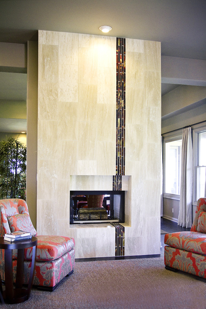 Ejemplo de salón contemporáneo con chimenea de doble cara