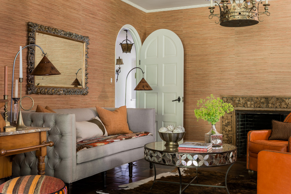 Foto di un soggiorno mediterraneo chiuso con pareti marroni e camino classico