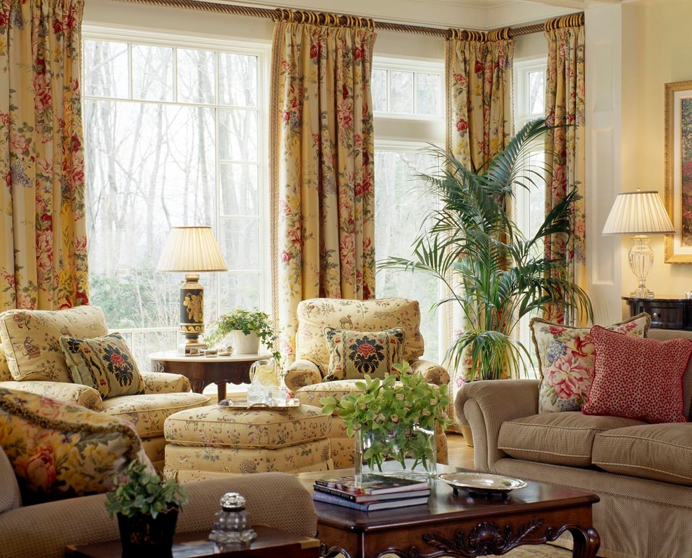 Foto di un soggiorno classico di medie dimensioni e chiuso con sala formale, pareti gialle, moquette, nessun camino e nessuna TV
