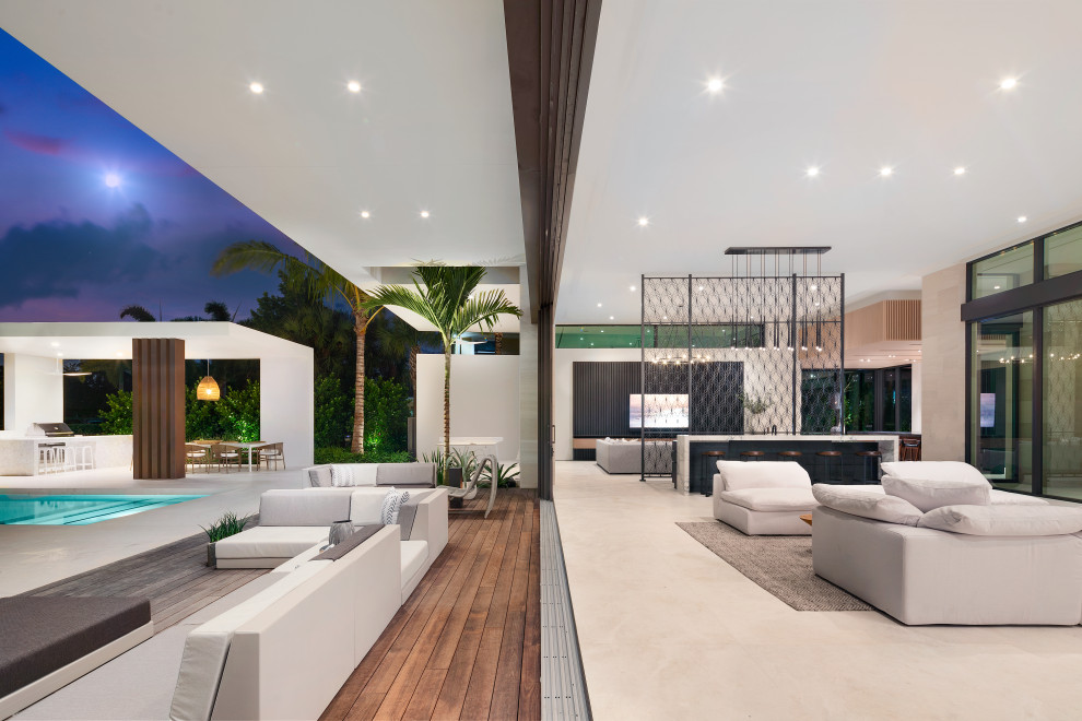 Foto di un ampio soggiorno moderno aperto con pareti multicolore, pavimento in pietra calcarea, parete attrezzata e pavimento beige