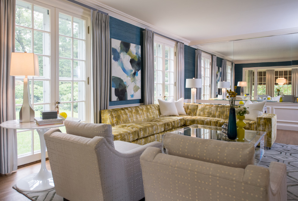 Cette image montre un grand salon traditionnel avec une salle de réception, un mur bleu, parquet clair et un sol orange.