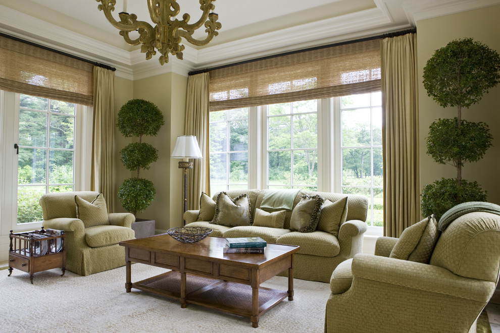 Foto de salón tradicional con paredes verdes, moqueta y cortinas
