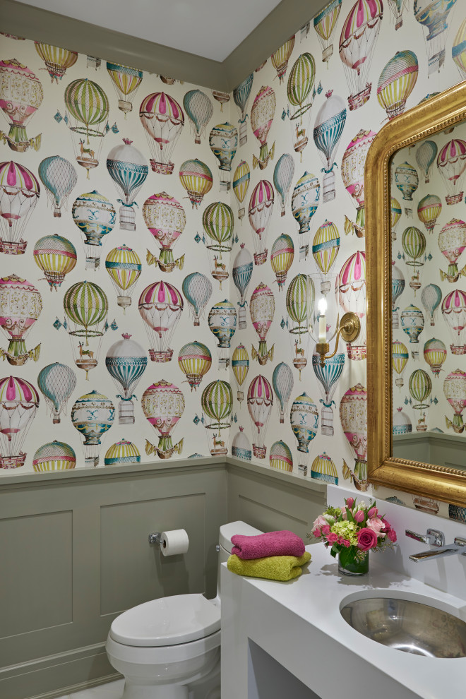 Foto de aseo clásico con paredes multicolor y lavabo bajoencimera