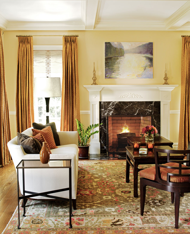 Стильный дизайн: парадная гостиная комната в классическом стиле с желтыми стенами и стандартным камином без телевизора - последний тренд