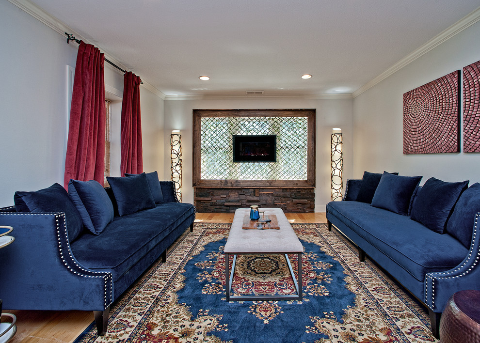 Mittelgroßes Stilmix Wohnzimmer mit weißer Wandfarbe, hellem Holzboden, Hängekamin, Kaminumrandung aus Holz und braunem Boden in Kansas City