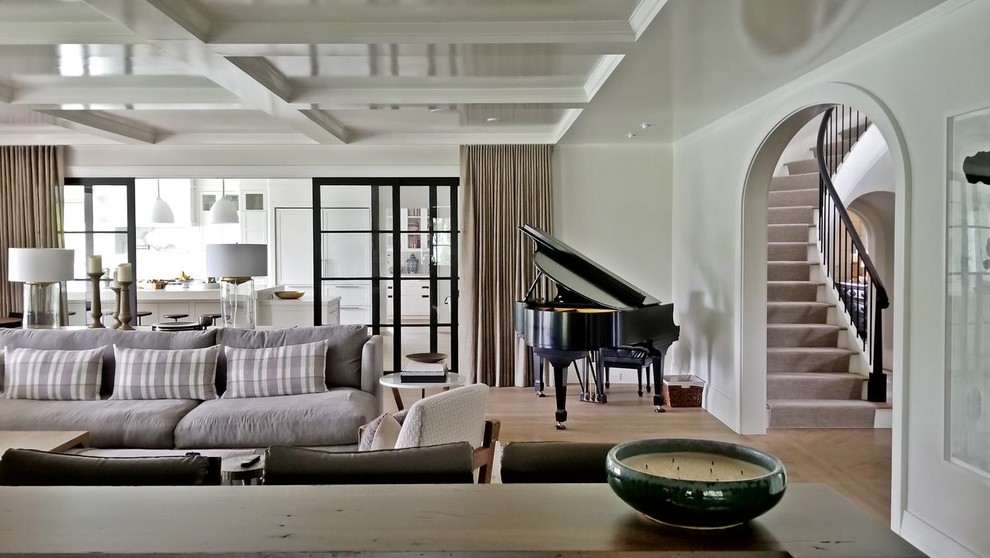 Esempio di un ampio soggiorno chic con pareti bianche, pavimento in legno massello medio, TV nascosta e pavimento marrone