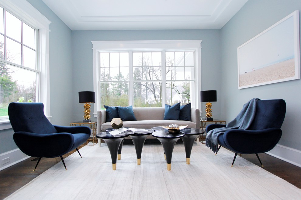 Ejemplo de salón clásico renovado con suelo de madera oscura, suelo marrón y paredes azules