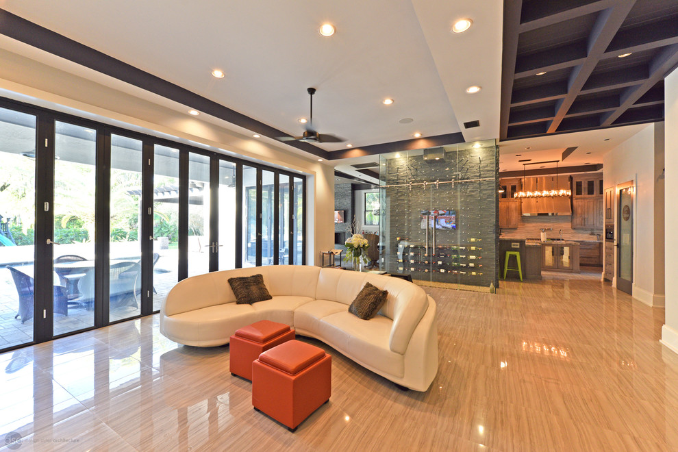Modelo de salón abierto clásico renovado grande con suelo de mármol, televisor colgado en la pared y paredes grises