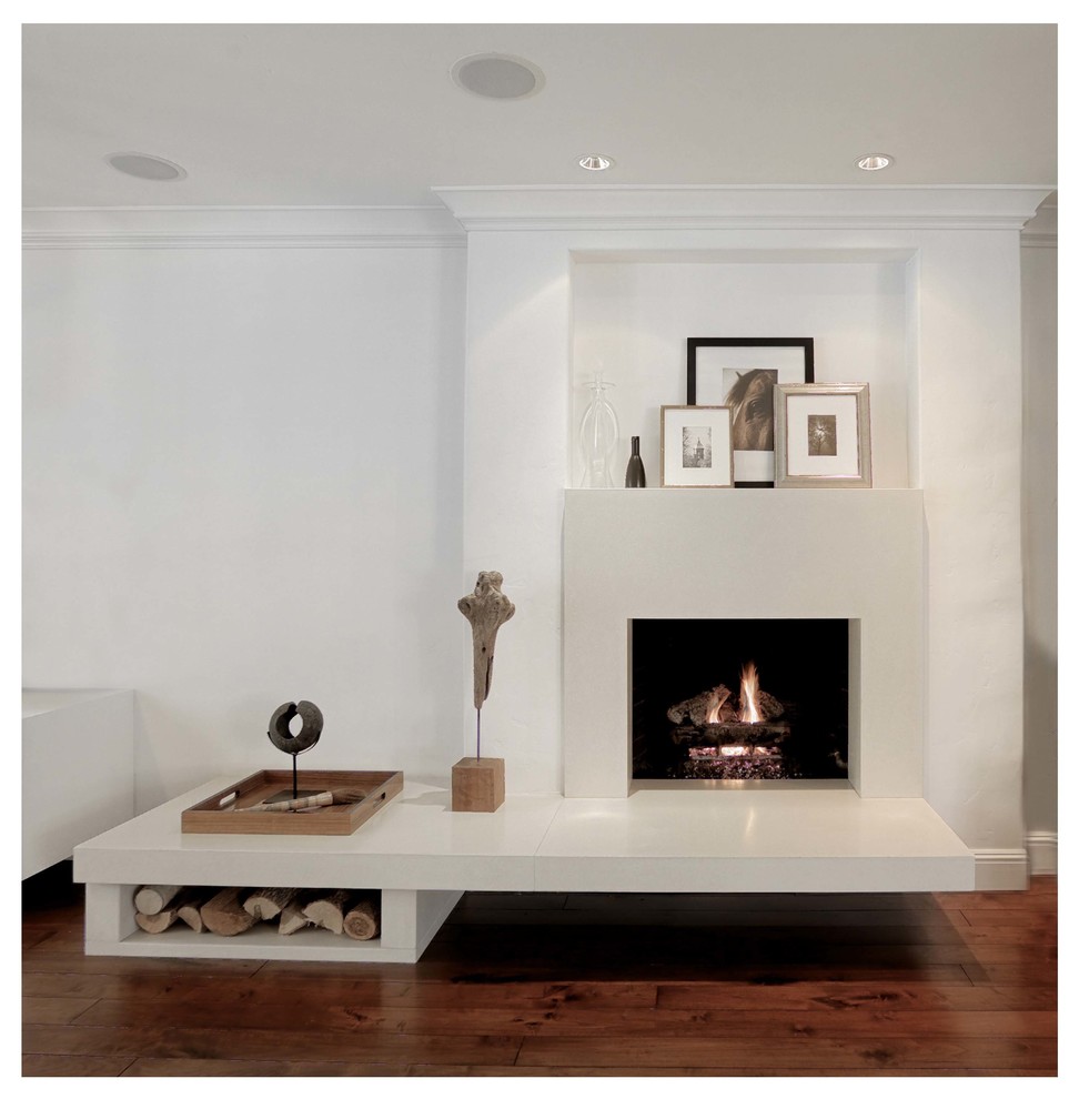 Imagen de salón para visitas abierto actual grande sin televisor con paredes blancas y suelo de madera oscura