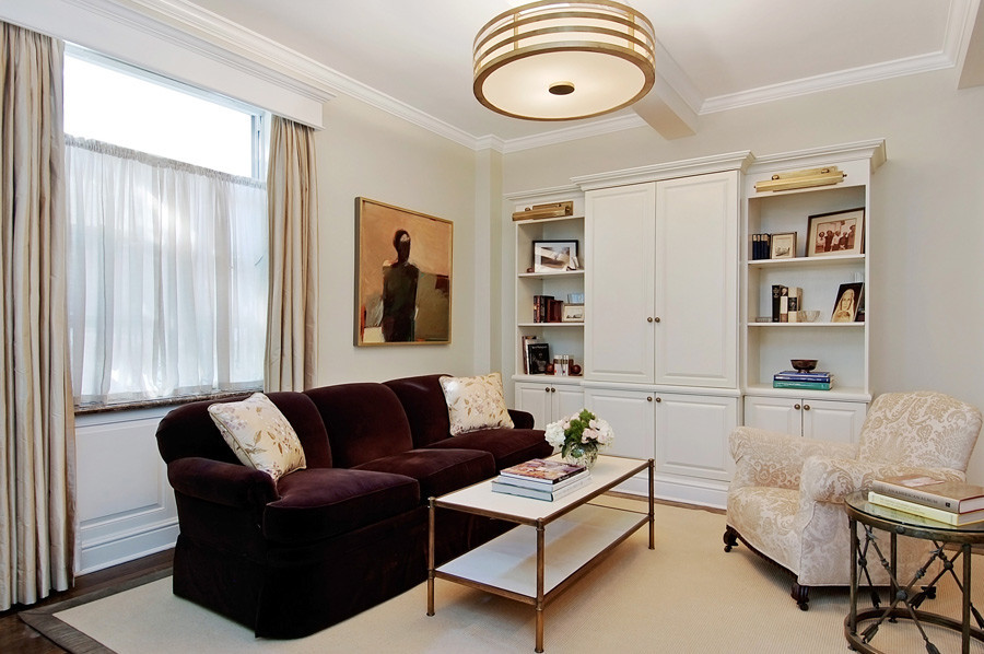 На фото: гостиная комната среднего размера в классическом стиле