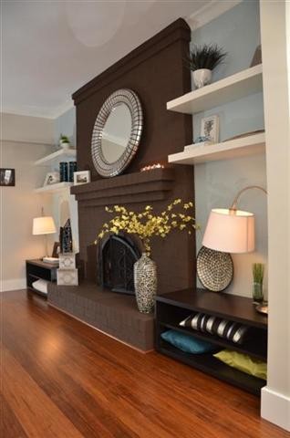 Источник вдохновения для домашнего уюта: открытая гостиная комната в современном стиле с синими стенами, полом из бамбука, печью-буржуйкой и фасадом камина из кирпича