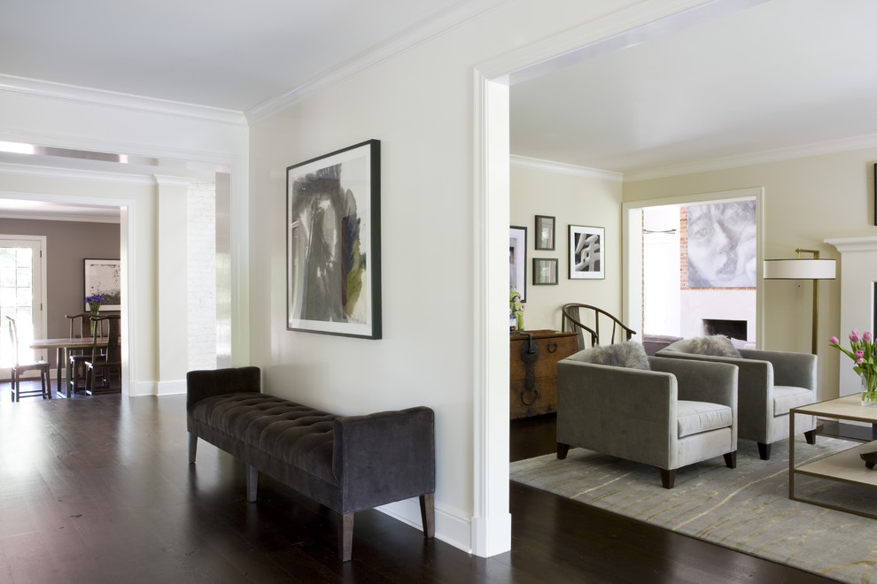 Mittelgroßes, Abgetrenntes Modernes Wohnzimmer mit beiger Wandfarbe, Vinylboden, Kamin und verputzter Kaminumrandung in Washington, D.C.