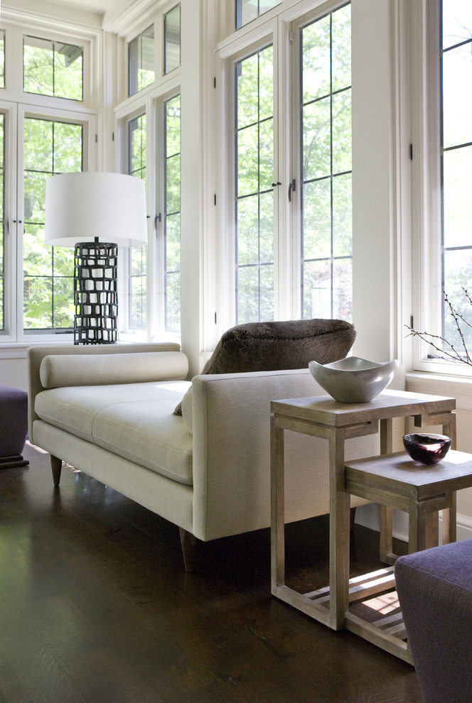 Cette photo montre un salon moderne de taille moyenne et fermé avec un mur beige, un sol en vinyl, une cheminée standard et un manteau de cheminée en plâtre.