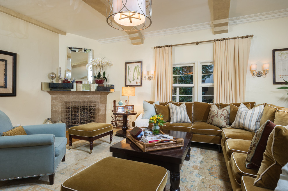 Идея дизайна: изолированная гостиная комната в классическом стиле с угловым камином и коричневым диваном без телевизора
