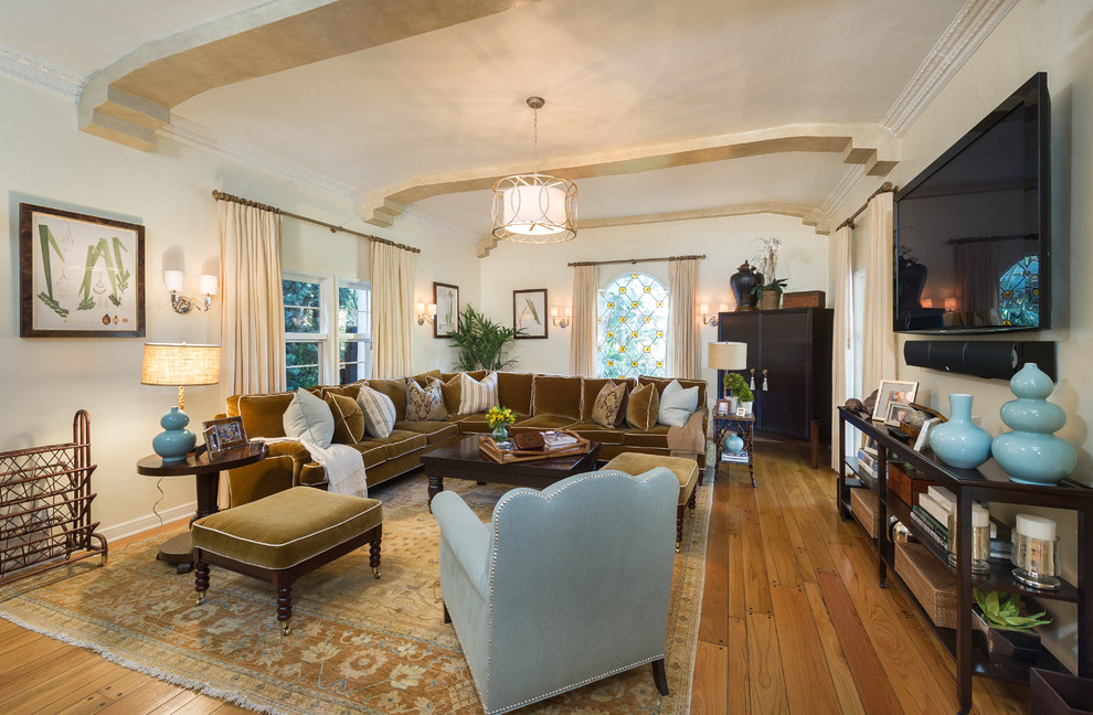 Inspiration for a traditional living room in Los Angeles.