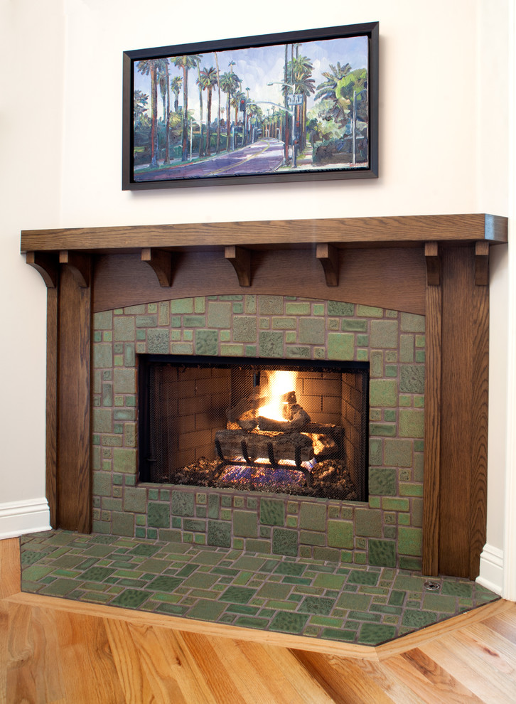 Foto de salón de estilo americano con suelo de madera clara, chimenea de esquina y marco de chimenea de baldosas y/o azulejos