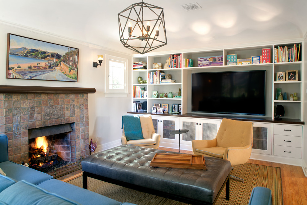 Offenes Uriges Wohnzimmer mit weißer Wandfarbe, hellem Holzboden, Kamin, gefliester Kaminumrandung und Multimediawand in Los Angeles