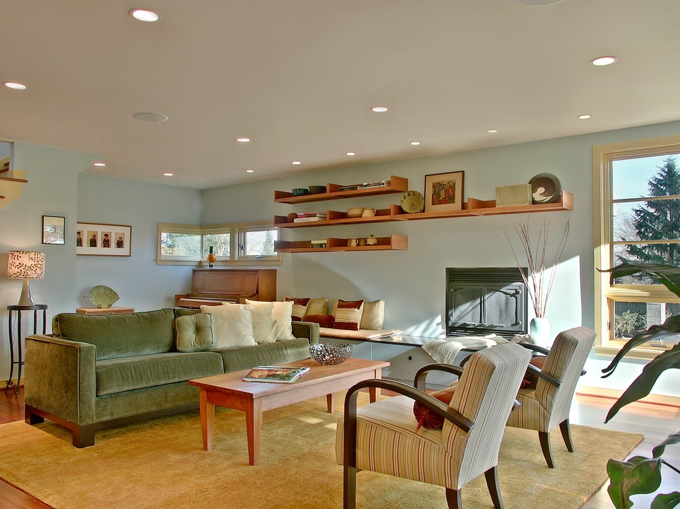 Свежая идея для дизайна: гостиная комната в современном стиле с стандартным камином - отличное фото интерьера