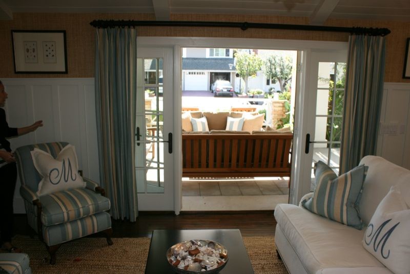 Esempio di un soggiorno costiero di medie dimensioni e aperto con pareti beige e parquet scuro