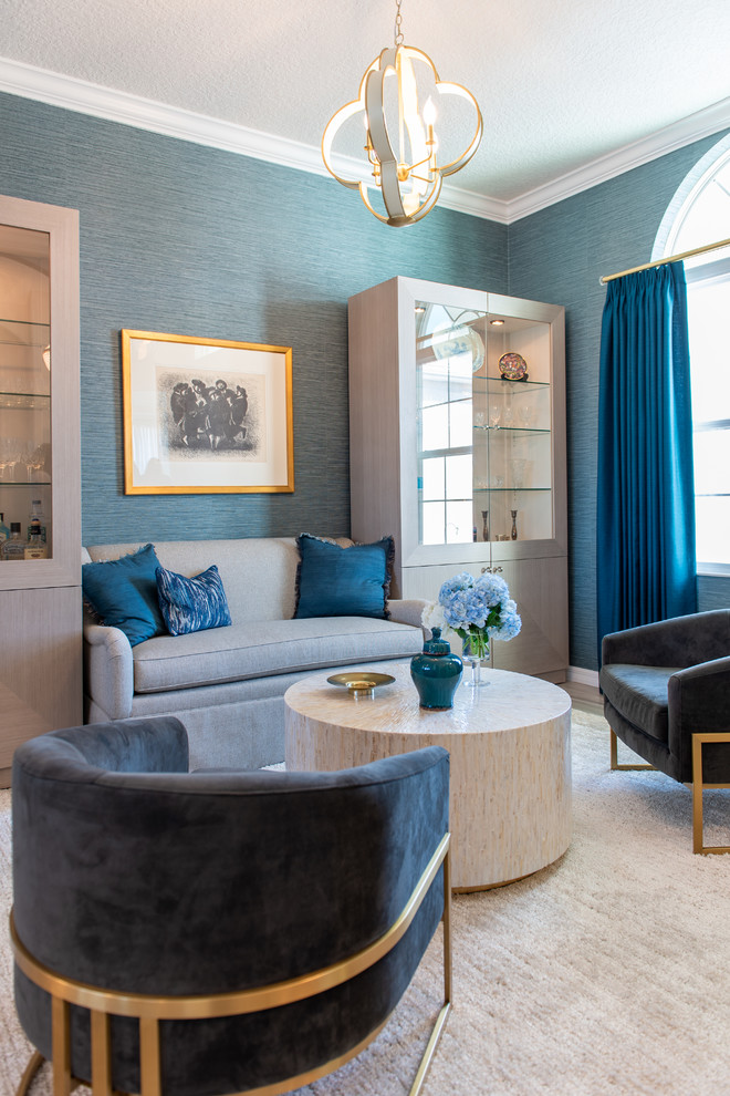 Immagine di un piccolo soggiorno chic aperto con angolo bar, pareti blu, pavimento con piastrelle in ceramica e pavimento grigio