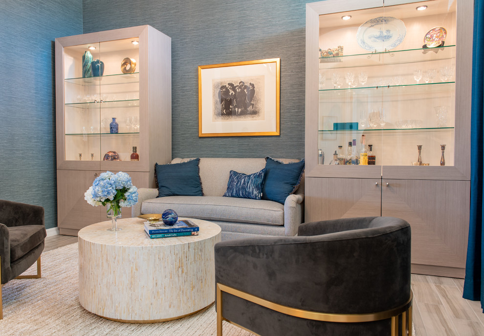 Idées déco pour un petit salon classique ouvert avec un bar de salon, un mur bleu, un sol en carrelage de céramique et un sol gris.