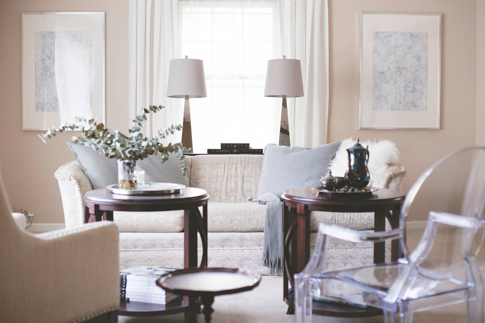 Inspiration för mellanstora klassiska separata vardagsrum, med ett finrum, beige väggar och heltäckningsmatta