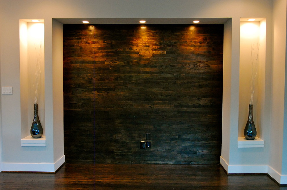 Ejemplo de salón para visitas abierto actual de tamaño medio con paredes grises, suelo de madera oscura y televisor colgado en la pared