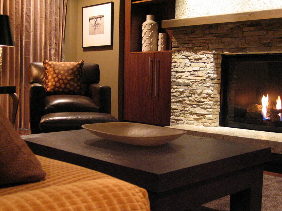 Modernes Wohnzimmer mit Kaminumrandung aus Stein und Steinwänden in Vancouver