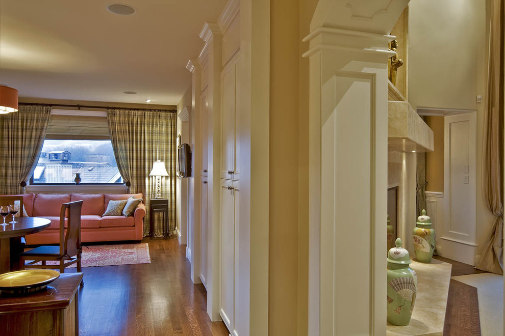 На фото: гостиная комната в классическом стиле с красивыми шторами с