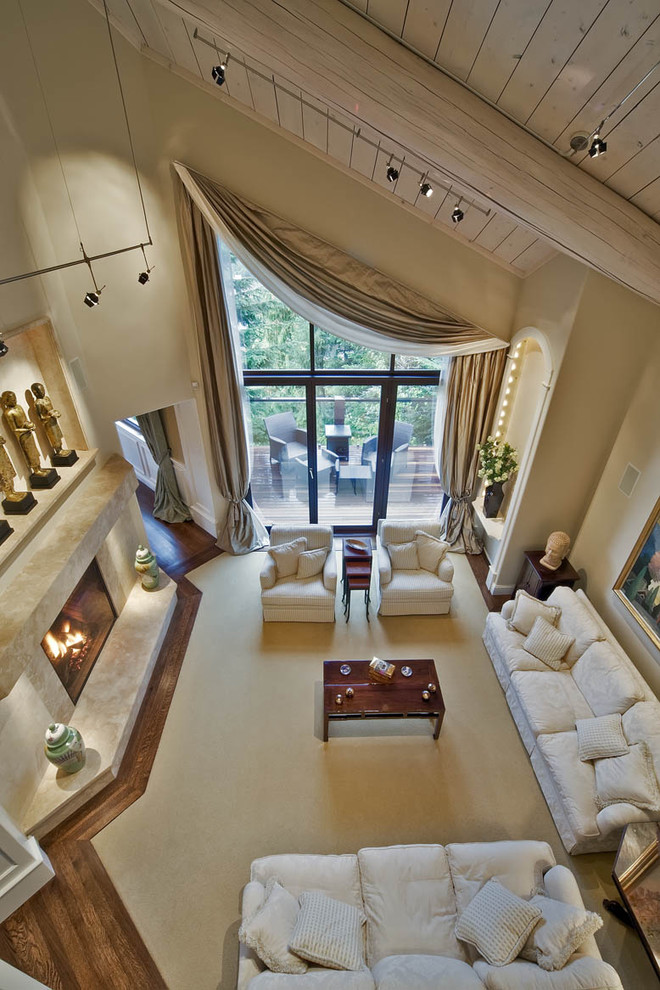 Modelo de salón clásico con paredes beige, todas las chimeneas, suelo beige y cortinas