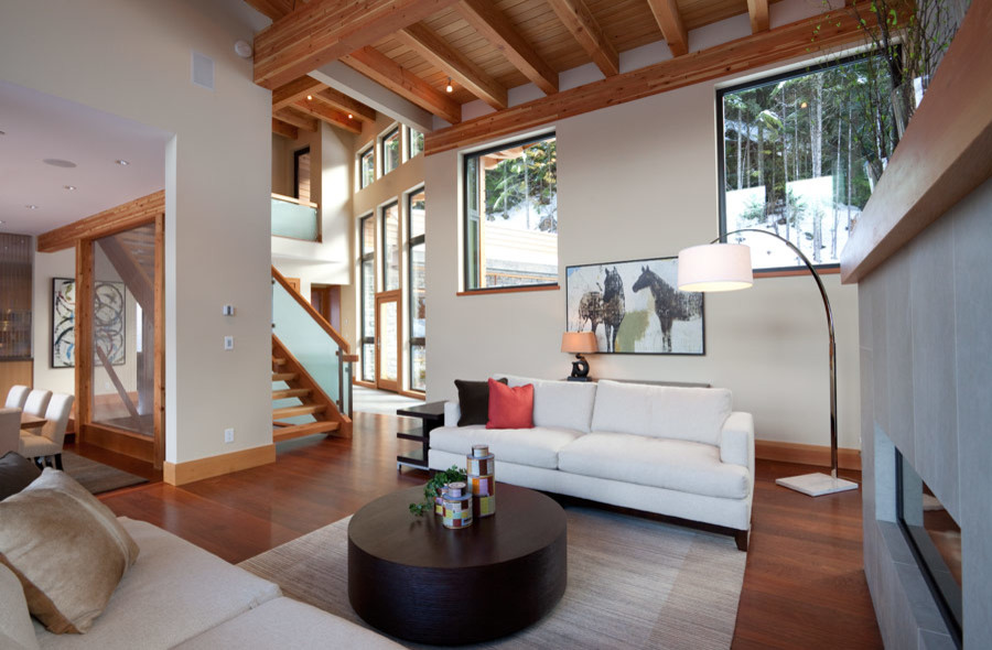 Großes, Offenes Modernes Wohnzimmer mit braunem Holzboden, Gaskamin und Kaminumrandung aus Beton in Vancouver