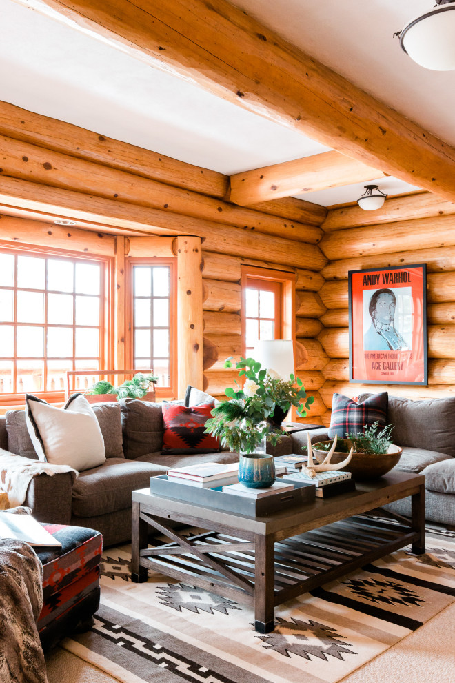 Immagine di un soggiorno stile rurale con pareti marroni, moquette e pavimento beige