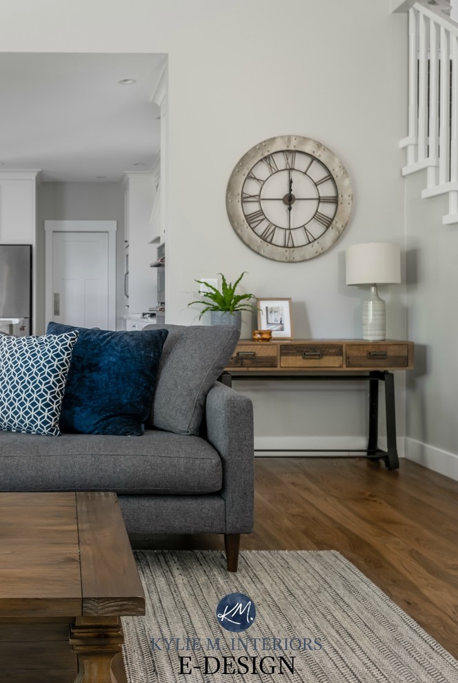 Mittelgroßes, Offenes Klassisches Wohnzimmer mit grauer Wandfarbe und braunem Holzboden in Vancouver