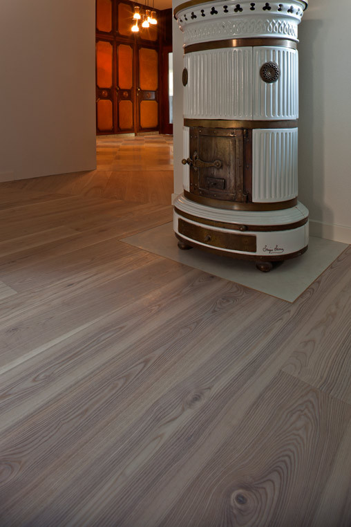Mittelgroßes Nordisches Wohnzimmer mit weißer Wandfarbe und hellem Holzboden in Edinburgh
