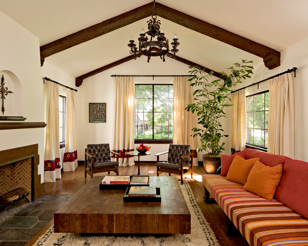 Repräsentatives, Fernseherloses, Abgetrenntes Mediterranes Wohnzimmer mit beiger Wandfarbe, dunklem Holzboden und Kamin in Portland