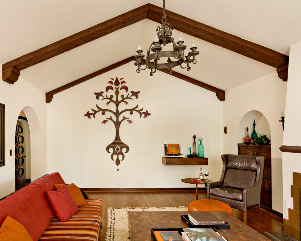Immagine di un soggiorno mediterraneo chiuso con pareti beige