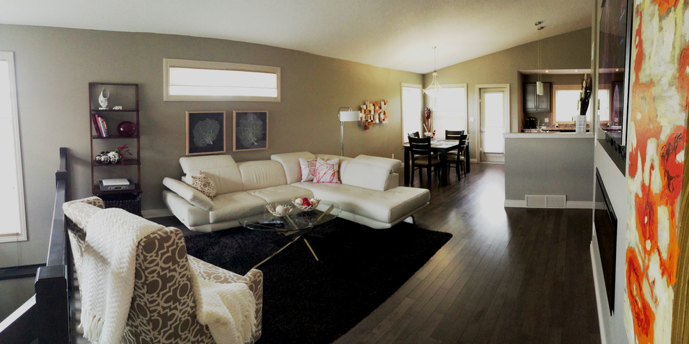 Источник вдохновения для домашнего уюта: открытая гостиная комната среднего размера в современном стиле с серыми стенами, светлым паркетным полом, подвесным камином и телевизором на стене