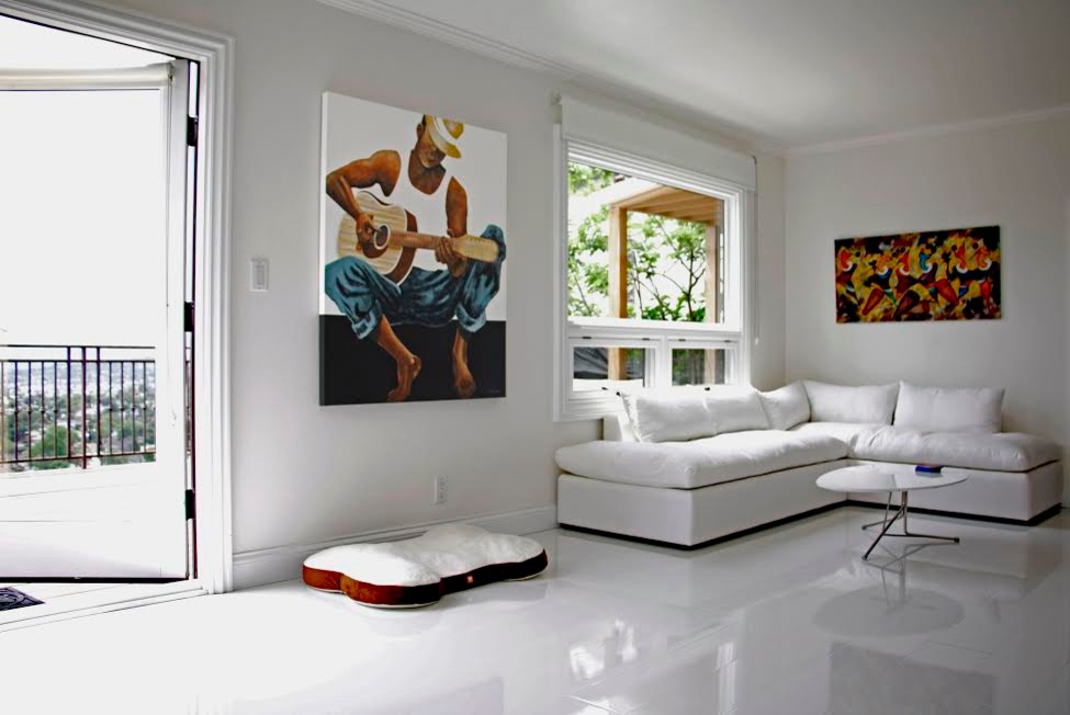 Пример оригинального дизайна: парадная, изолированная гостиная комната среднего размера в стиле модернизм с бежевыми стенами, светлым паркетным полом, стандартным камином и фасадом камина из дерева без телевизора