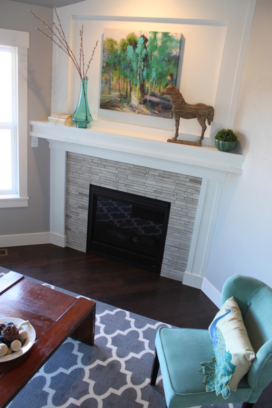 Aménagement d'un salon craftsman ouvert et de taille moyenne avec un mur gris, parquet foncé, une cheminée d'angle et un manteau de cheminée en carrelage.