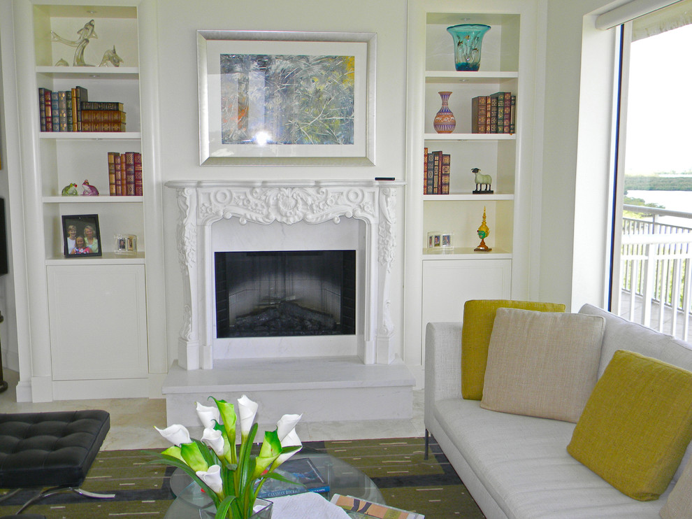 Источник вдохновения для домашнего уюта: парадная гостиная комната среднего размера в стиле неоклассика (современная классика) с белыми стенами, полом из керамогранита, двусторонним камином и фасадом камина из камня