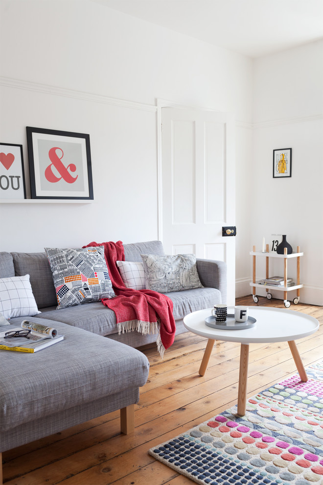 Modernes Wohnzimmer mit weißer Wandfarbe, hellem Holzboden und beigem Boden in Gloucestershire
