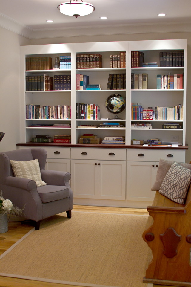 Идея дизайна: маленькая изолированная гостиная комната в стиле неоклассика (современная классика) с с книжными шкафами и полками, серыми стенами и светлым паркетным полом для на участке и в саду