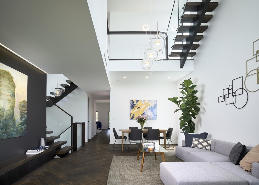 Offenes Modernes Wohnzimmer mit weißer Wandfarbe, dunklem Holzboden und braunem Boden in Brisbane