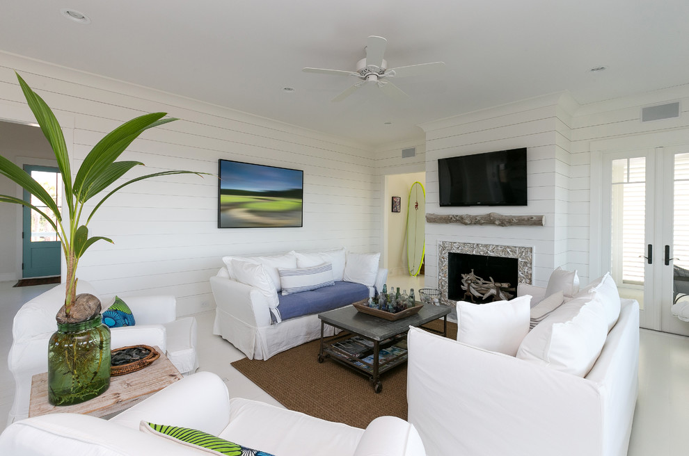 На фото: гостиная комната в морском стиле с белыми стенами и телевизором на стене
