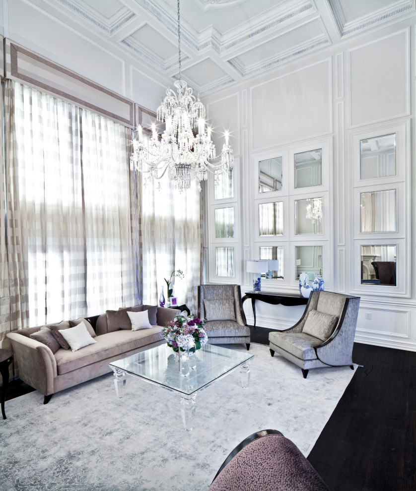 Пример оригинального дизайна: огромная парадная, открытая гостиная комната в стиле неоклассика (современная классика) с белыми стенами, темным паркетным полом, коричневым полом, кессонным потолком и панелями на стенах без телевизора