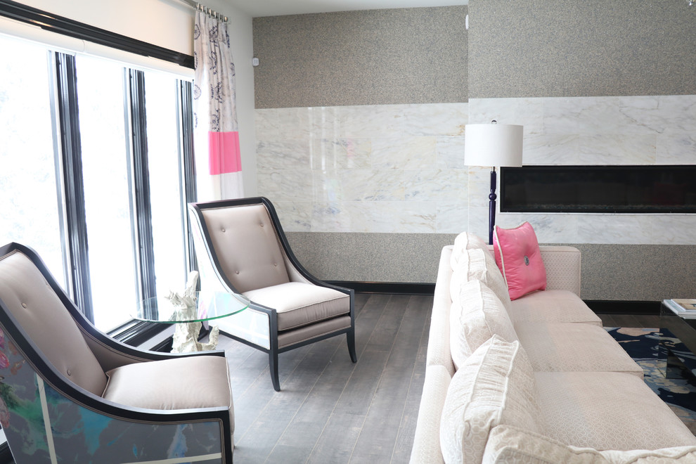 Cette photo montre un grand salon tendance ouvert avec un mur gris, parquet foncé, une cheminée standard, un manteau de cheminée en carrelage et un sol gris.